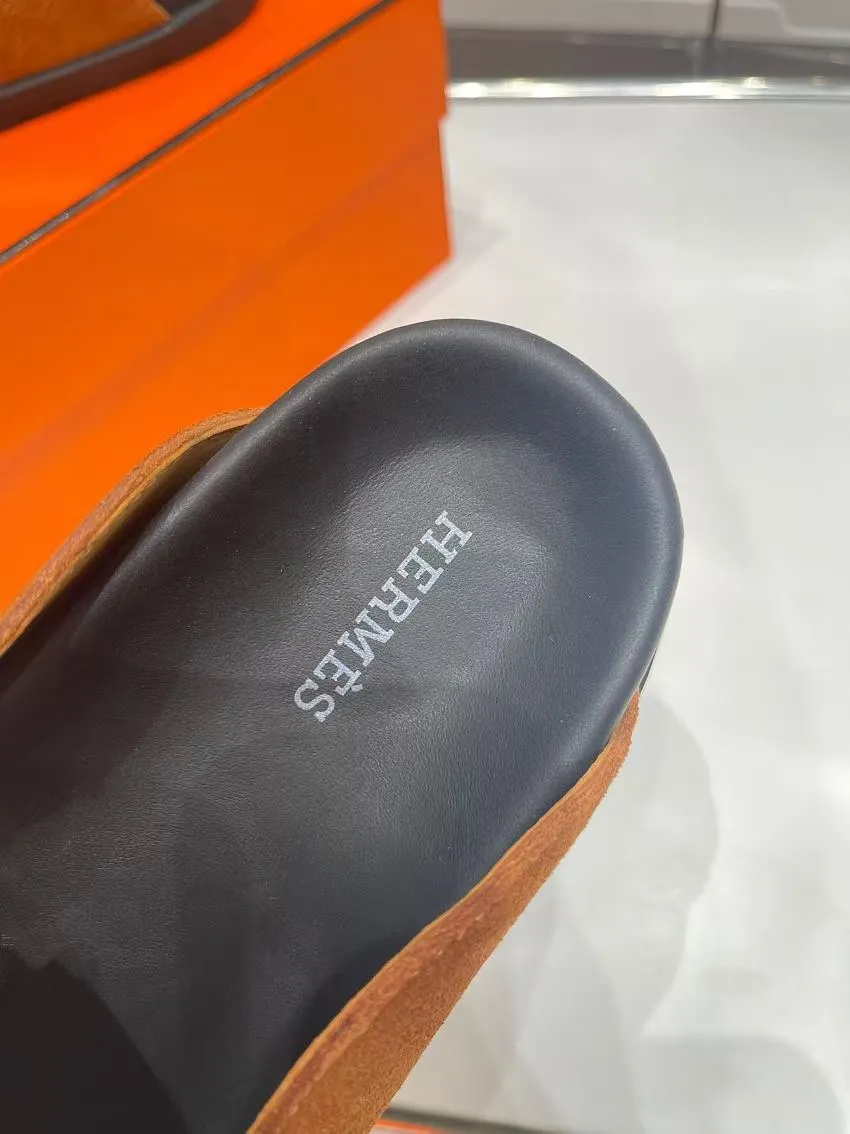Women's shoes 240 men + 10🐮🐮HERMES Hermes' latest kelly buckle couple's Birkenstock slippers, classic family language design! It looks good no matter how you match it! Casual and high-end feeling, the comfort is also great, with a variety of colorful socks, a trendy sense of high-end ●Upper: imported cow suede ●Inner: imported sheepskin ●Foot pads: imported mixed sheepskin ●Outsole: T women's shoes u non-slip and wear-resistant outsole ●Code number: male 39-44 (45 46 customized) female 35-40 (41 42 customized)